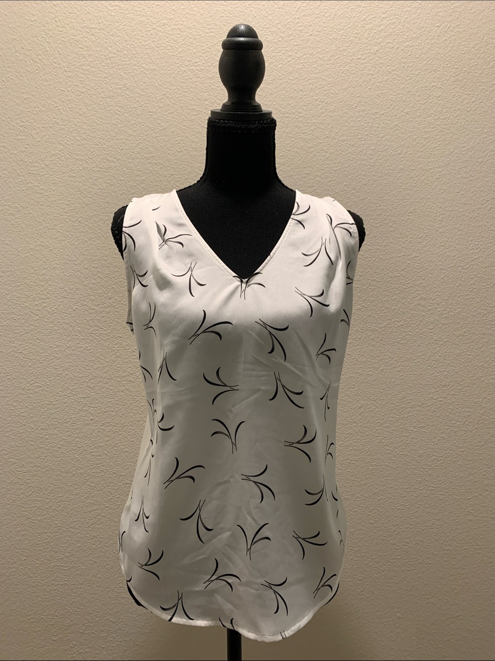 Ann Taylor Factory White V-Neck Sleeveless Camisole with Black Print (Size XS)